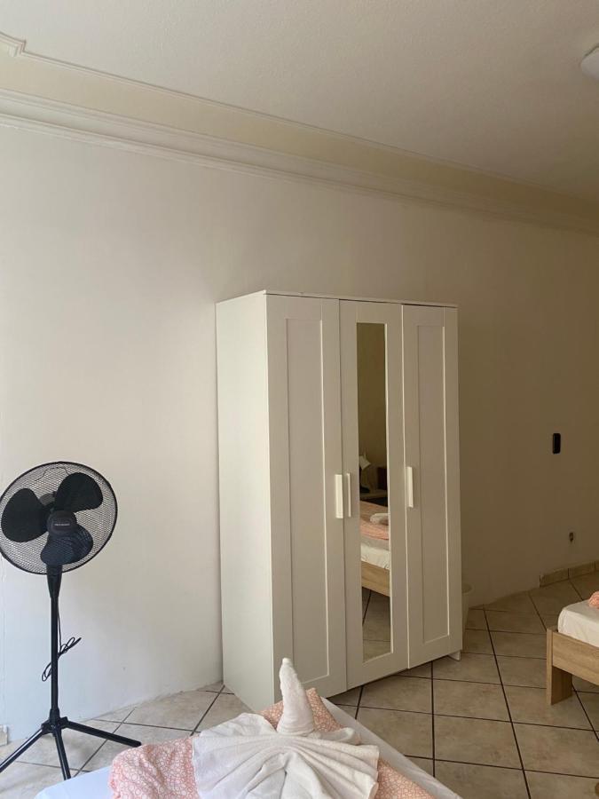 Central Shared Apartment, Friesenplatz Кёльн Экстерьер фото